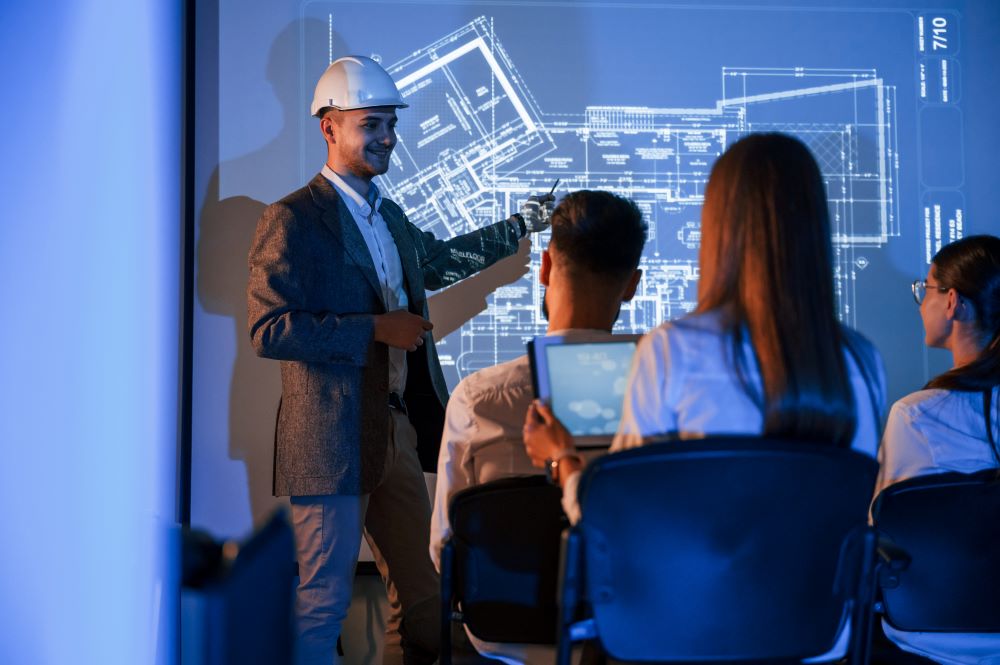 Profissional BIM com capacete apresentando projeto arquitetônico em tela digital para equipe multidisciplinar em ambiente corporativo, ilustrando a estrutura de uma equipe BIM eficiente.